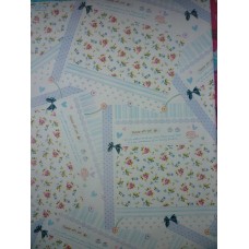Decoupage papier wit patchwork met strepen, stippen, harten en bloemen in paars, blauw en roze