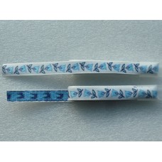 Decoratielint wit met geborduurde, blauwe bloemen